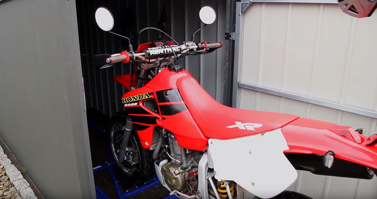 Motorradgarage aus Metall